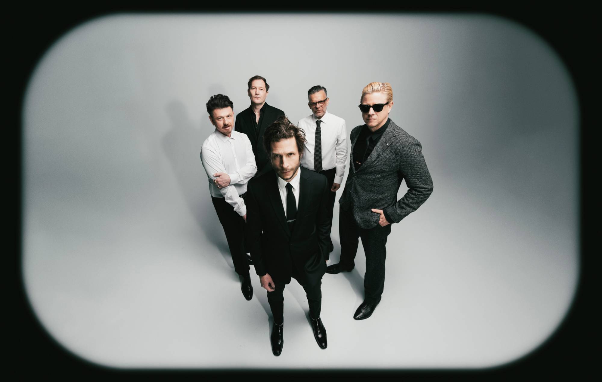 Interpol, 신곡 'Iron City' 공개…보컬 폴 뱅크스가 말하는 AI와 창작의 줄다리기