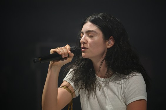 LordeがAIグラス広告を公然と批判、「不安を覚える」とMad Cool Festivalで発言