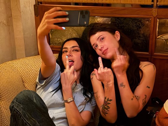 Charli XCXがブルックリンの小箱に電撃出演、Clairo・Underscores・Kim Petrasも参戦