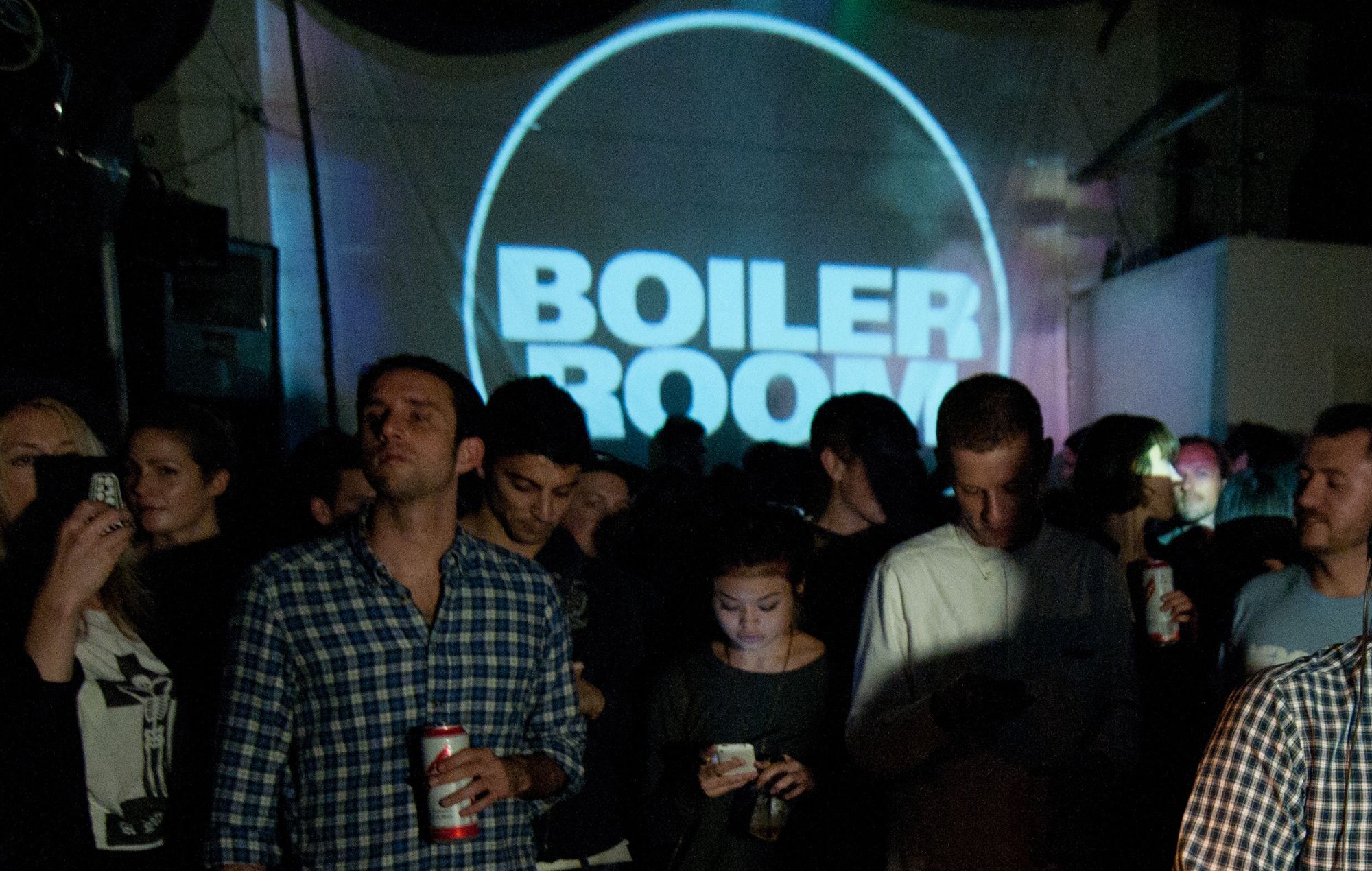 Boiler Room ニューヨーク公演でKKR抗議者が押されて踏まれる、主催側は事態を検証