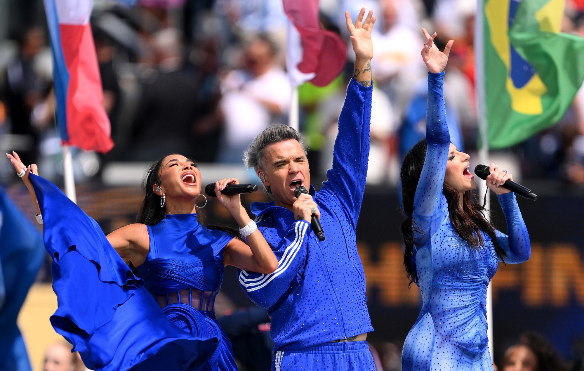 Robbie Williams、Laura Pausini、Nicole Scherzingerが世界盃閉幕式で共演 FIFA公式テーマ曲「Desire」披露