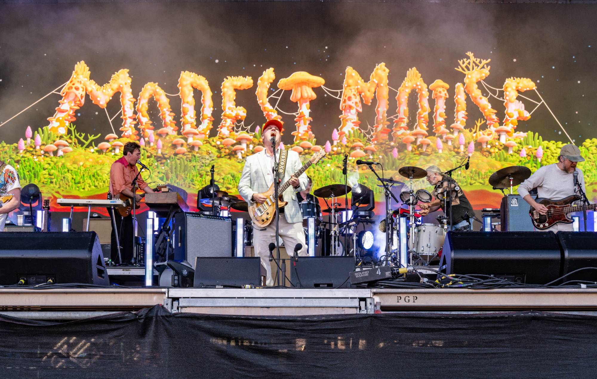 Modest Mouse、ギタリストSimon O'Connorが不適切メッセージ疑惑で巡業を欠席へ