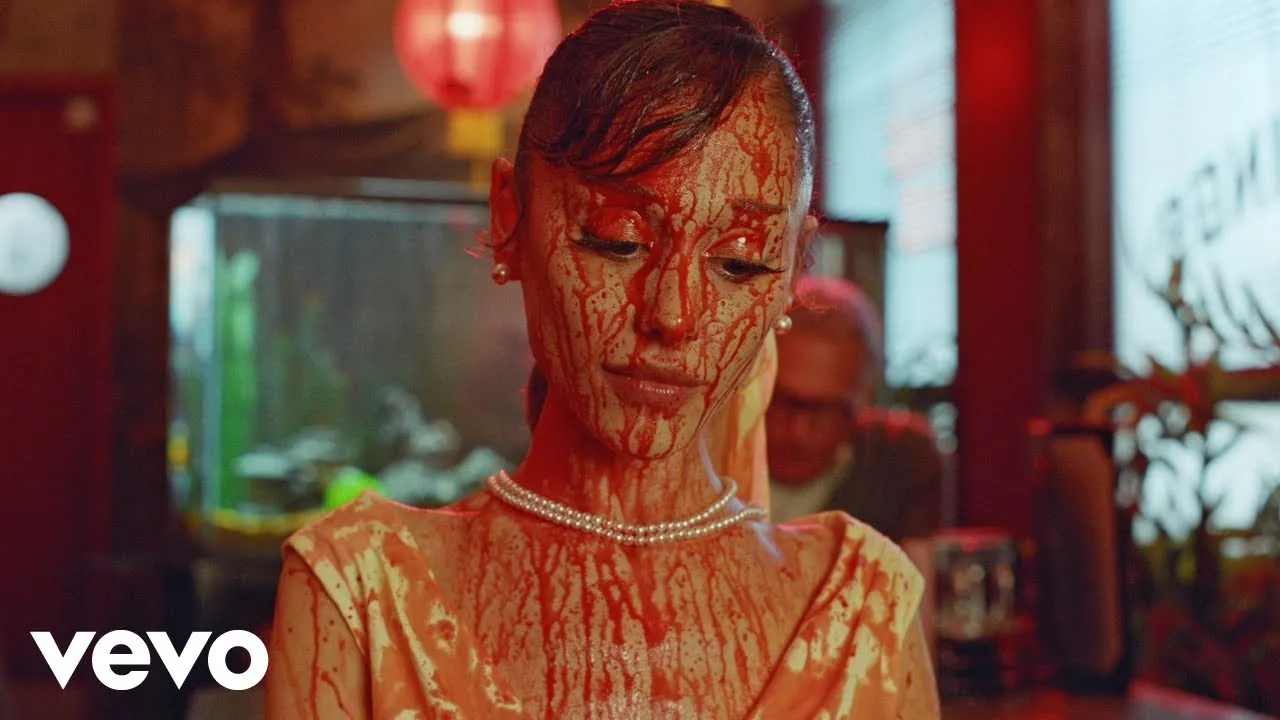 アリアナ・グランデ、新曲「Petal」MVを公開 白黒映像のオーディション劇にペアレンタルアドバイザリー表示