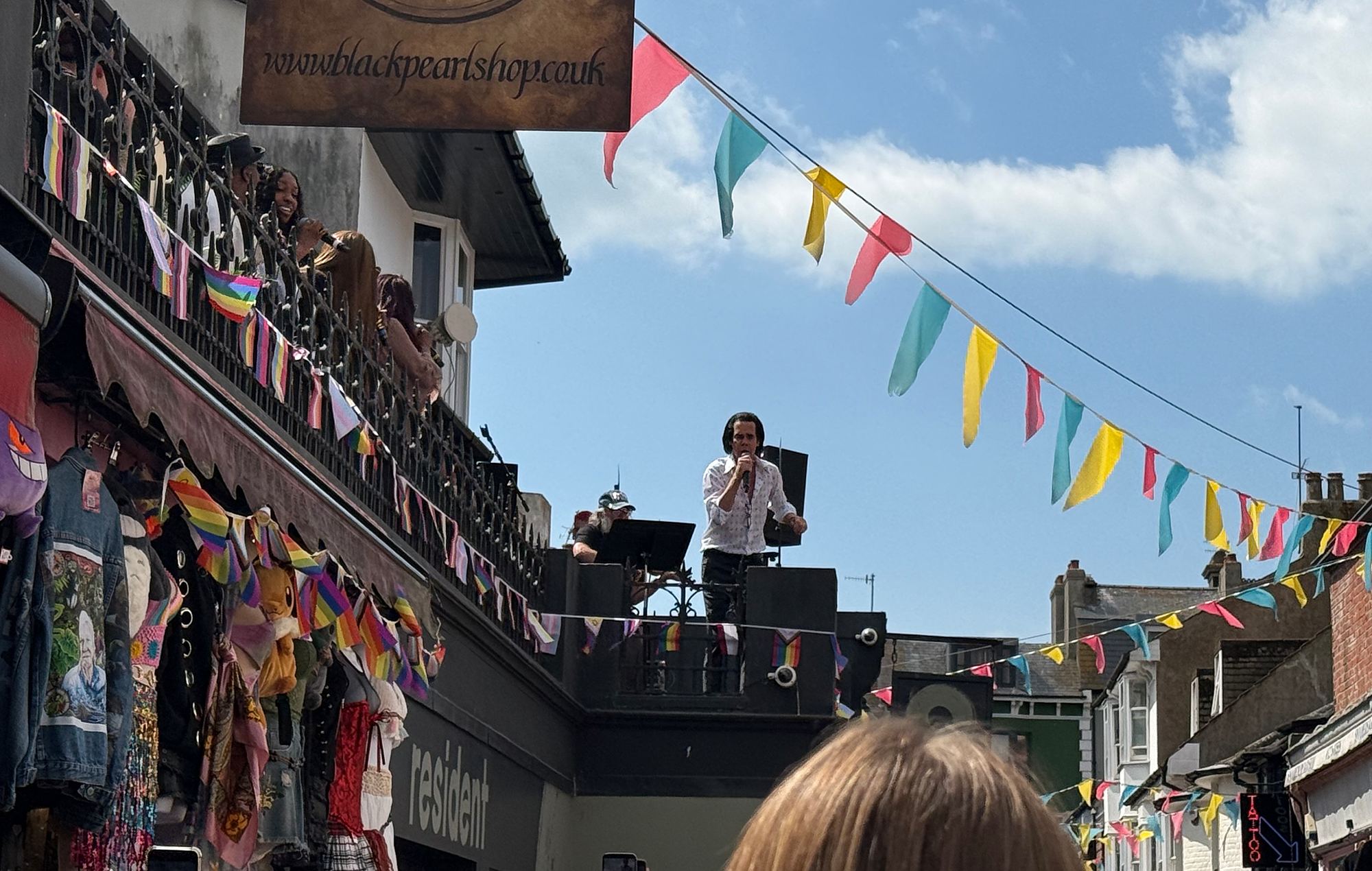 Nick Cave & The Bad Seeds、ブライトンのレコード店屋上でゲリラライブ 同日夜にはPreston Parkで大型公演