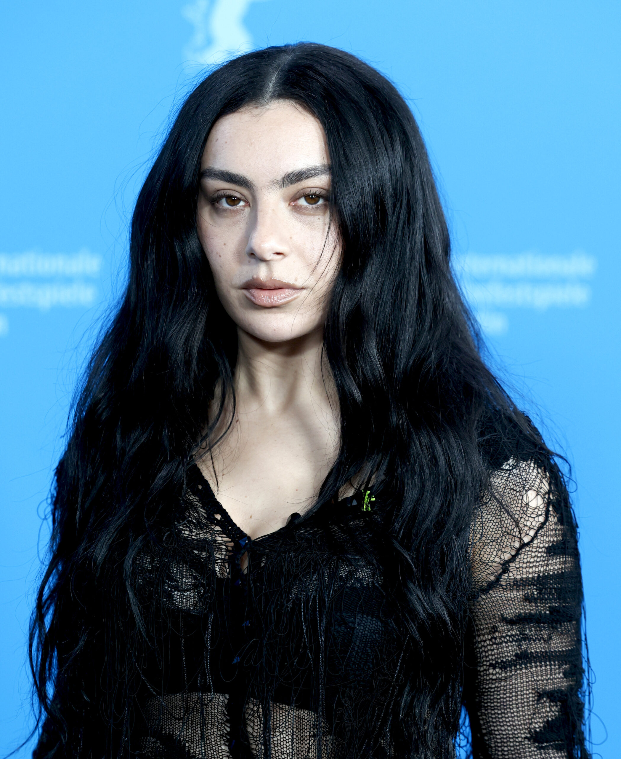 Charli XCXが英国女性アーティスト史上初、同年2作連続チャート1位を記録