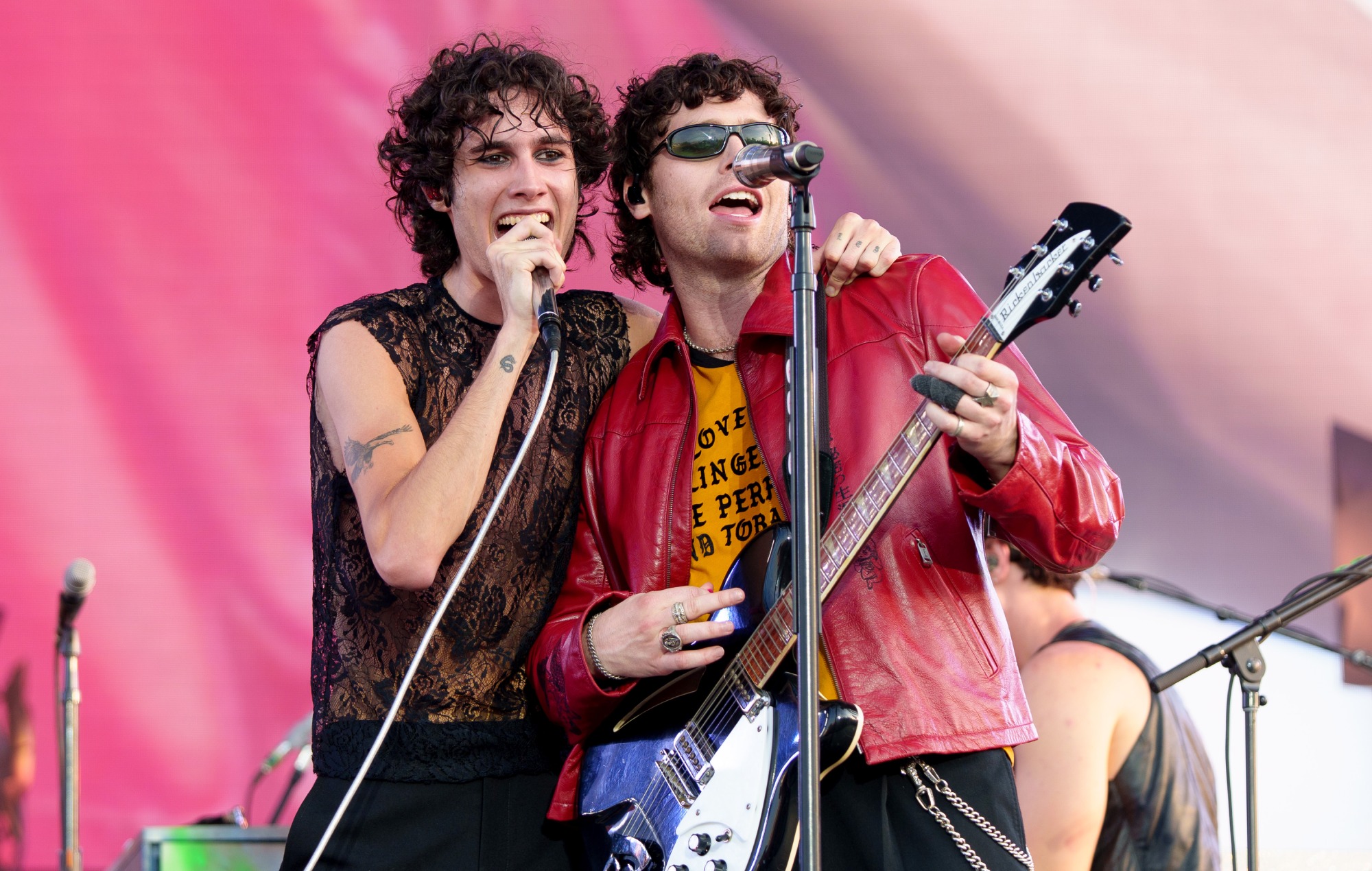 Sombrがサプライズ共演、Lollapaloozaで5SOSと〈She Looks So Perfect〉を合唱