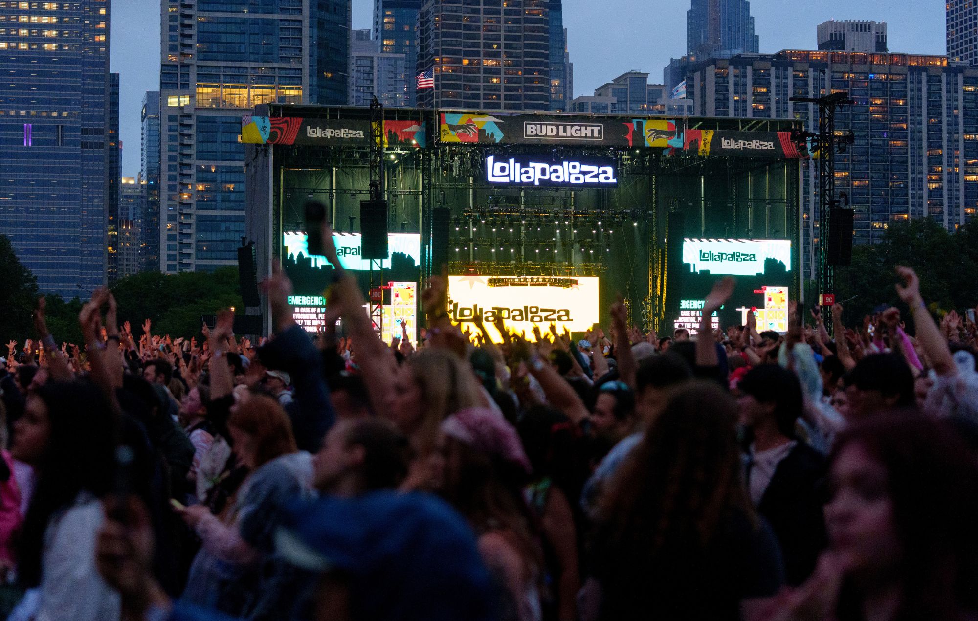 Lollapalooza 2026で「尿袋回し」騒動、音楽祭のトイレ問題が再び浮上