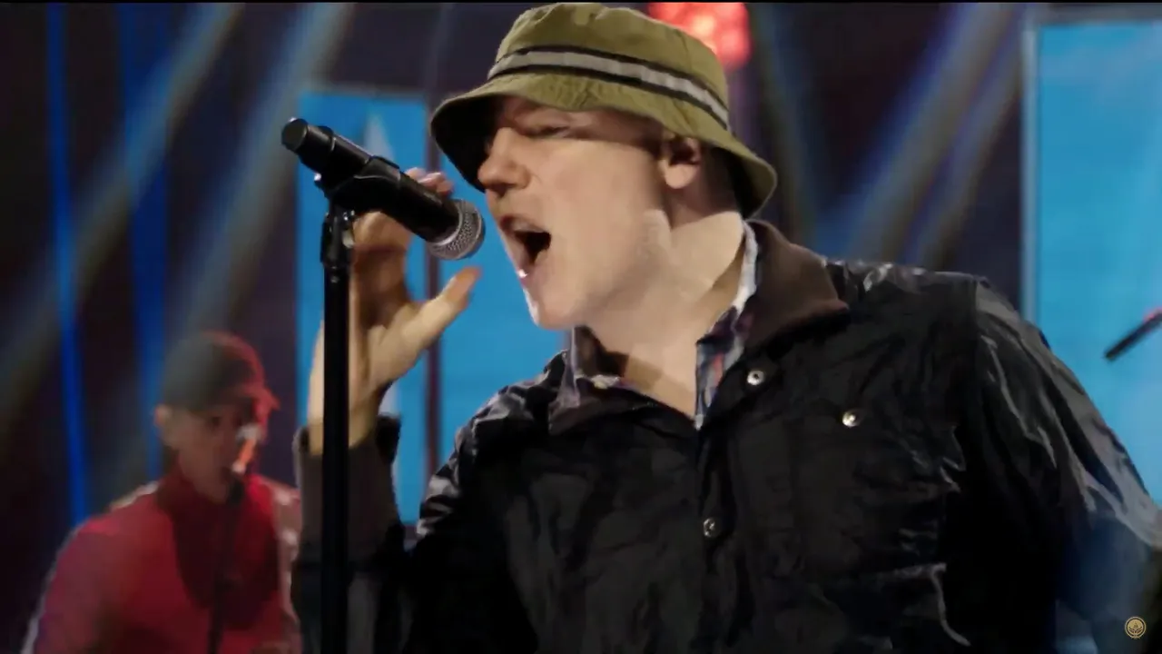 New Radicals、28年ぶりの新曲を発表 Tom Waitsの新作〈The Fly〉も同時リリース