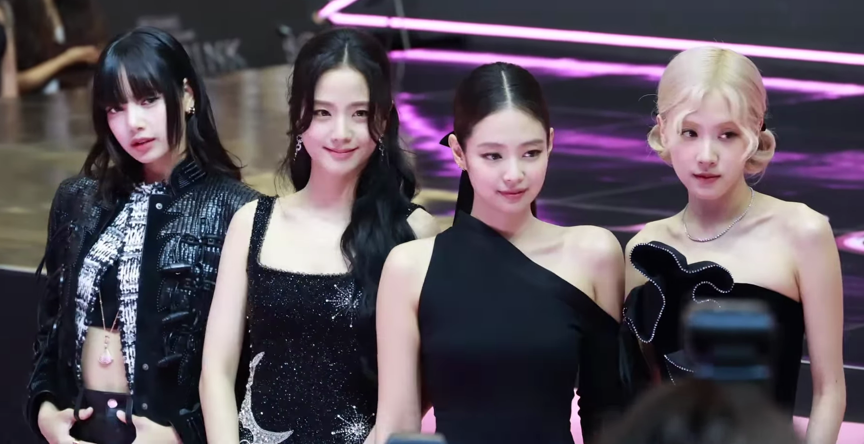 BLACKPINK10周年に祝賀活動なし、不満募らせた日本人女性がYG本社のガラス扉破壊で逮捕