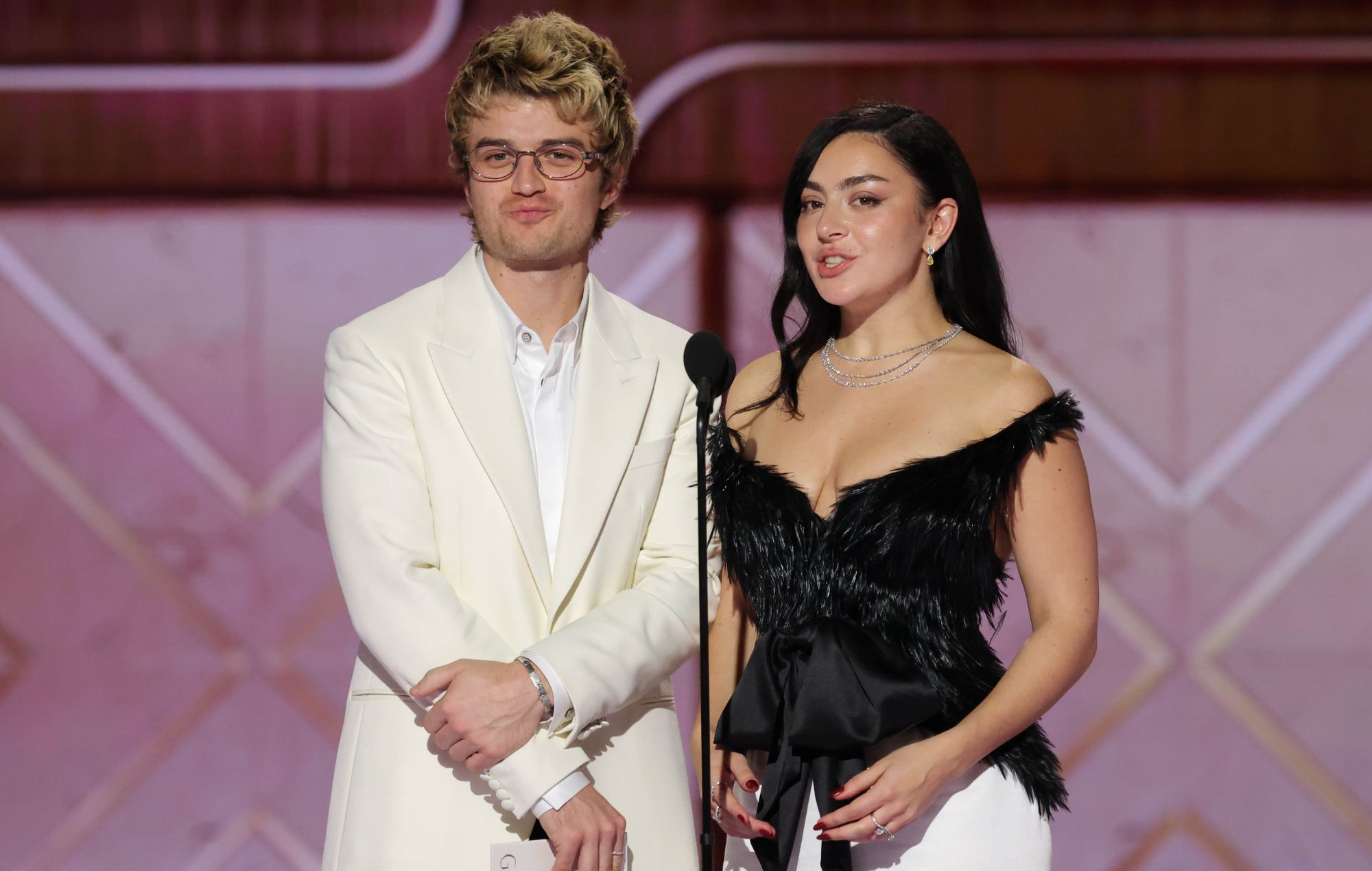 Charli XCXの“ボイスメッセージ”がDjoのOutside Lands出演にサプライズ登場