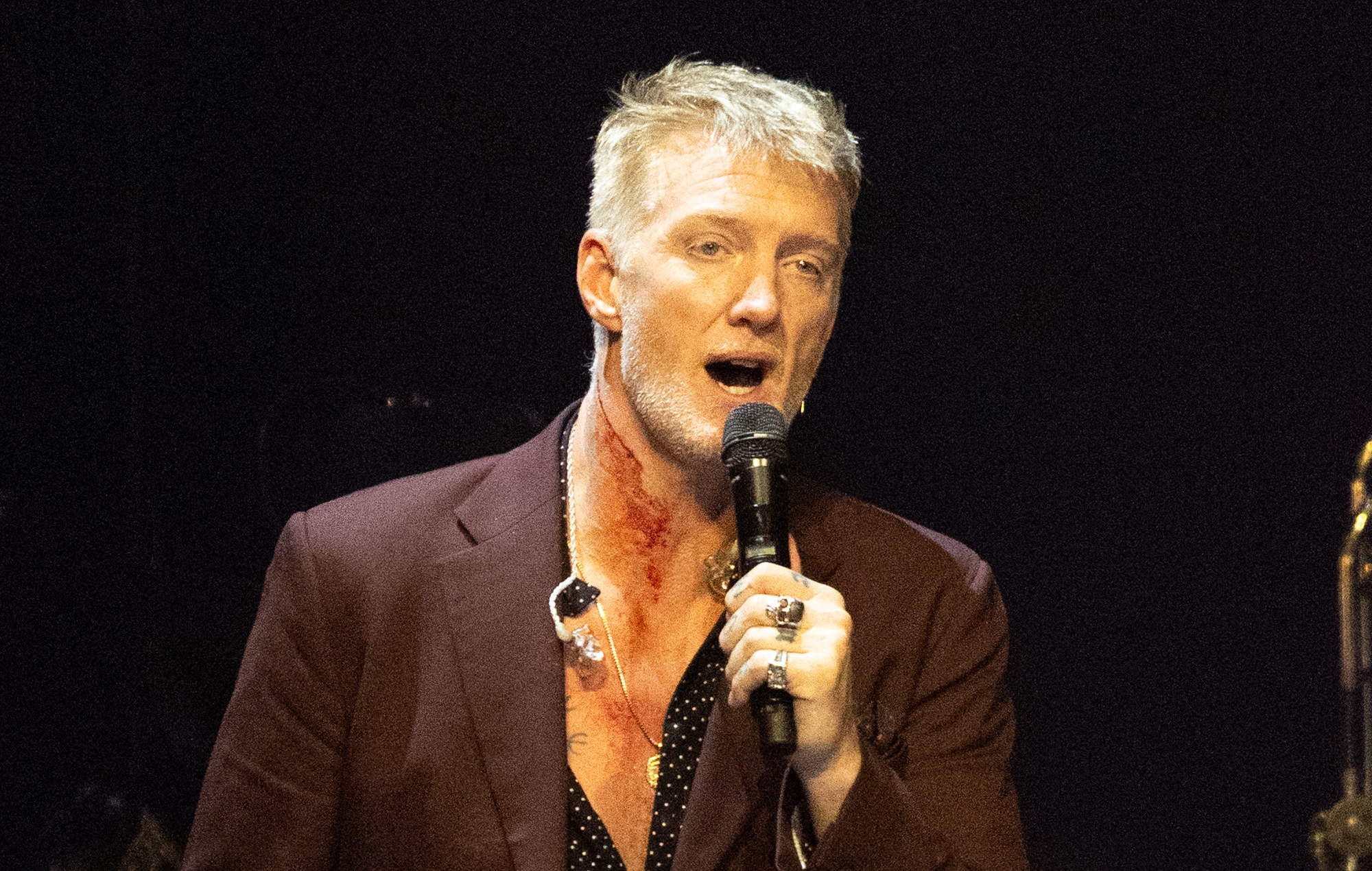 Josh Homme、罰金1万ドルを無視してデトロイトのステージでタバコに火をつける