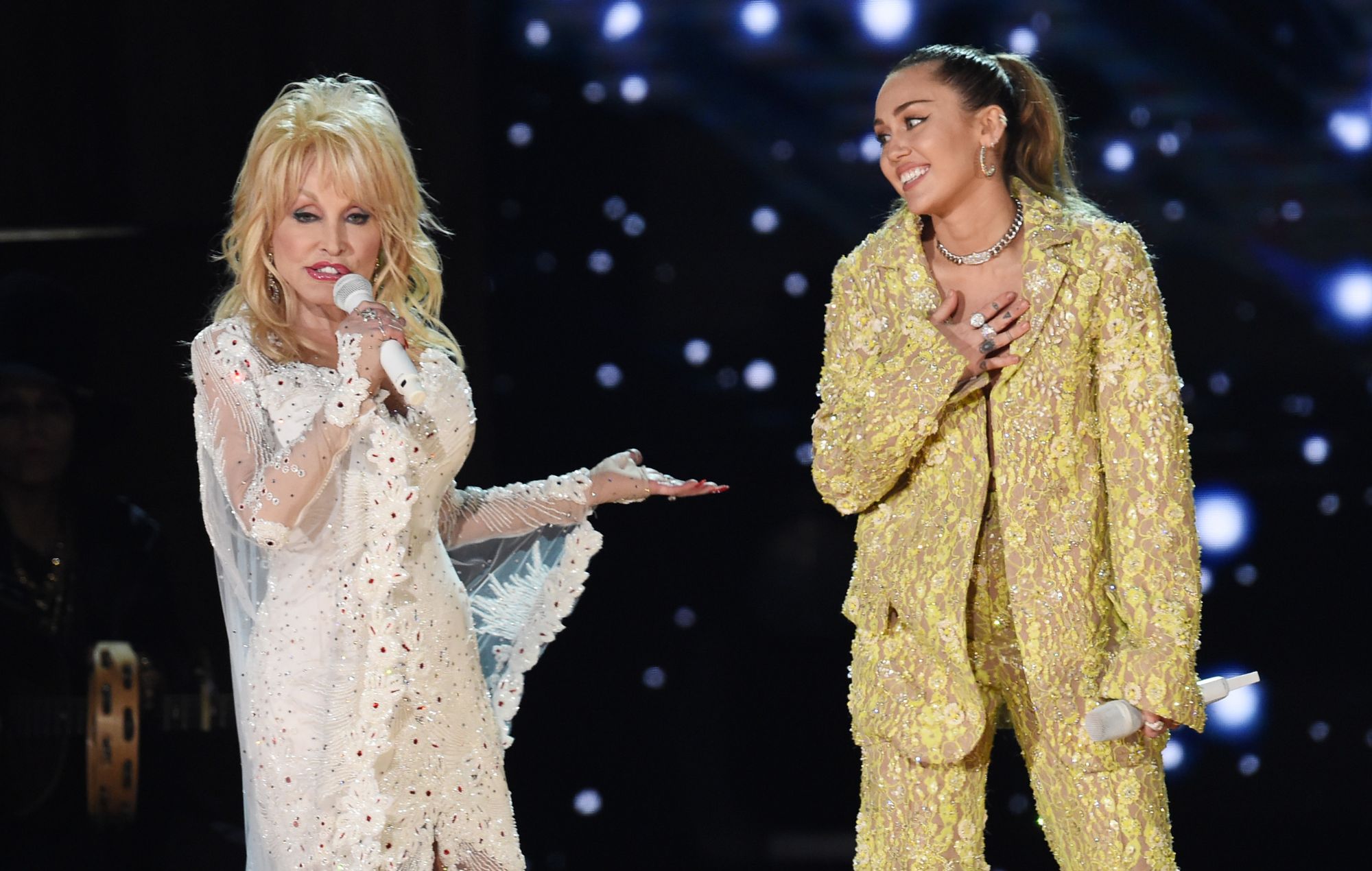 Miley Cyrus โพสต์อาลัยแม่ทูนหัว Dolly Parton