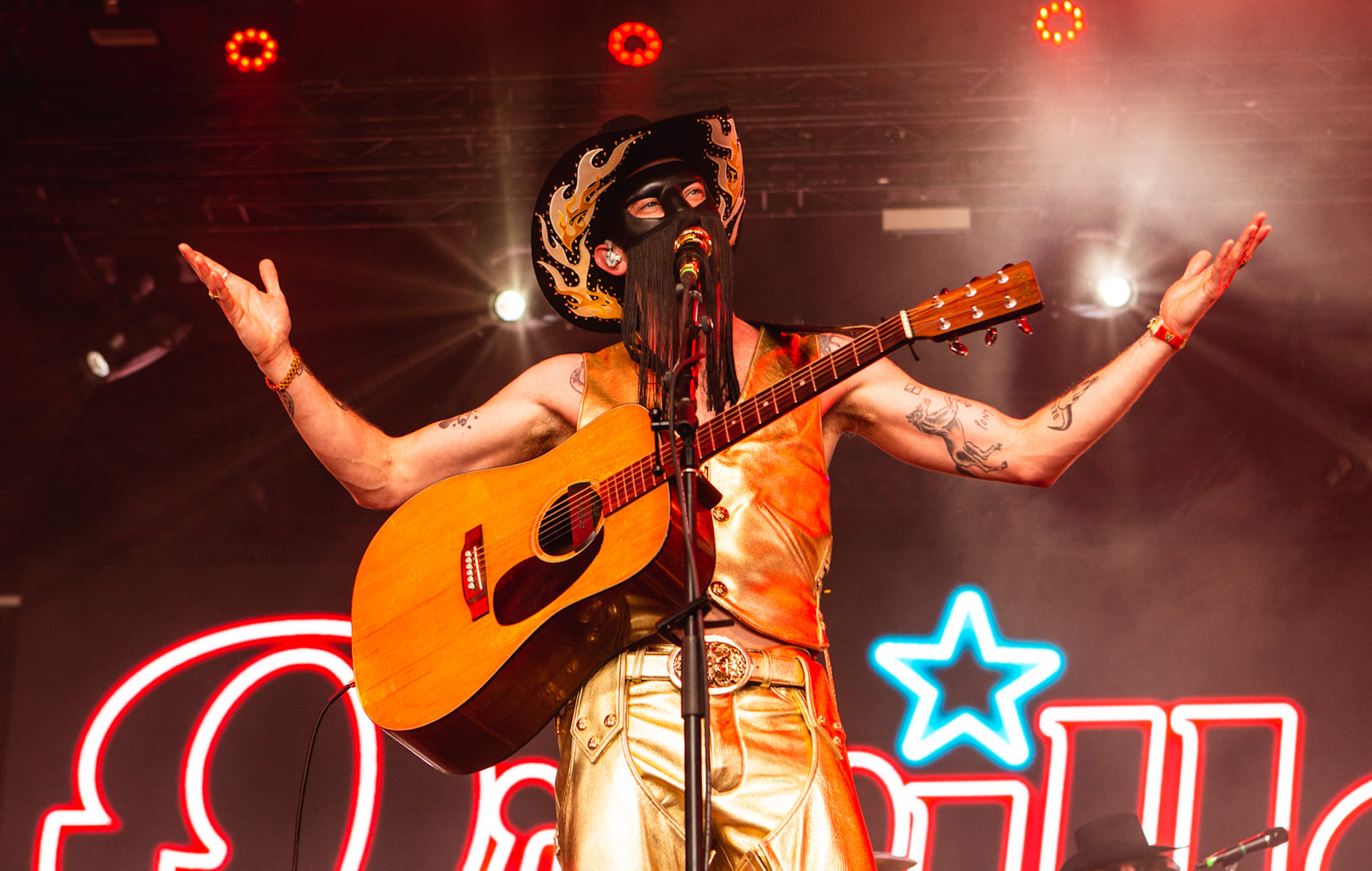 Orville Peck、ロンドン公演でドリー・パートンに追悼カバー