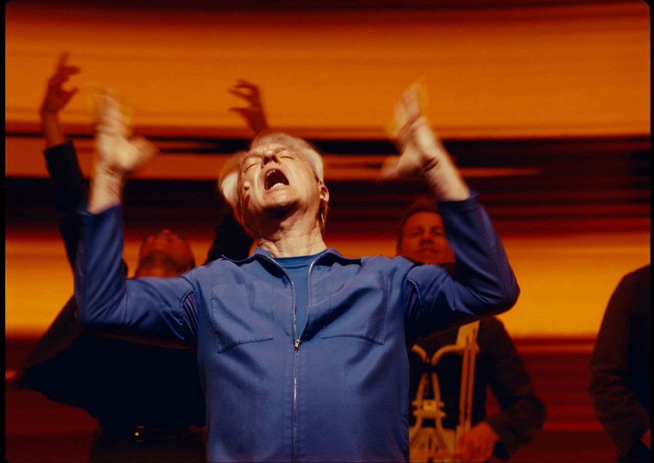 David Byrne、新作コンサート映画『Who Is the Sky?』を発表