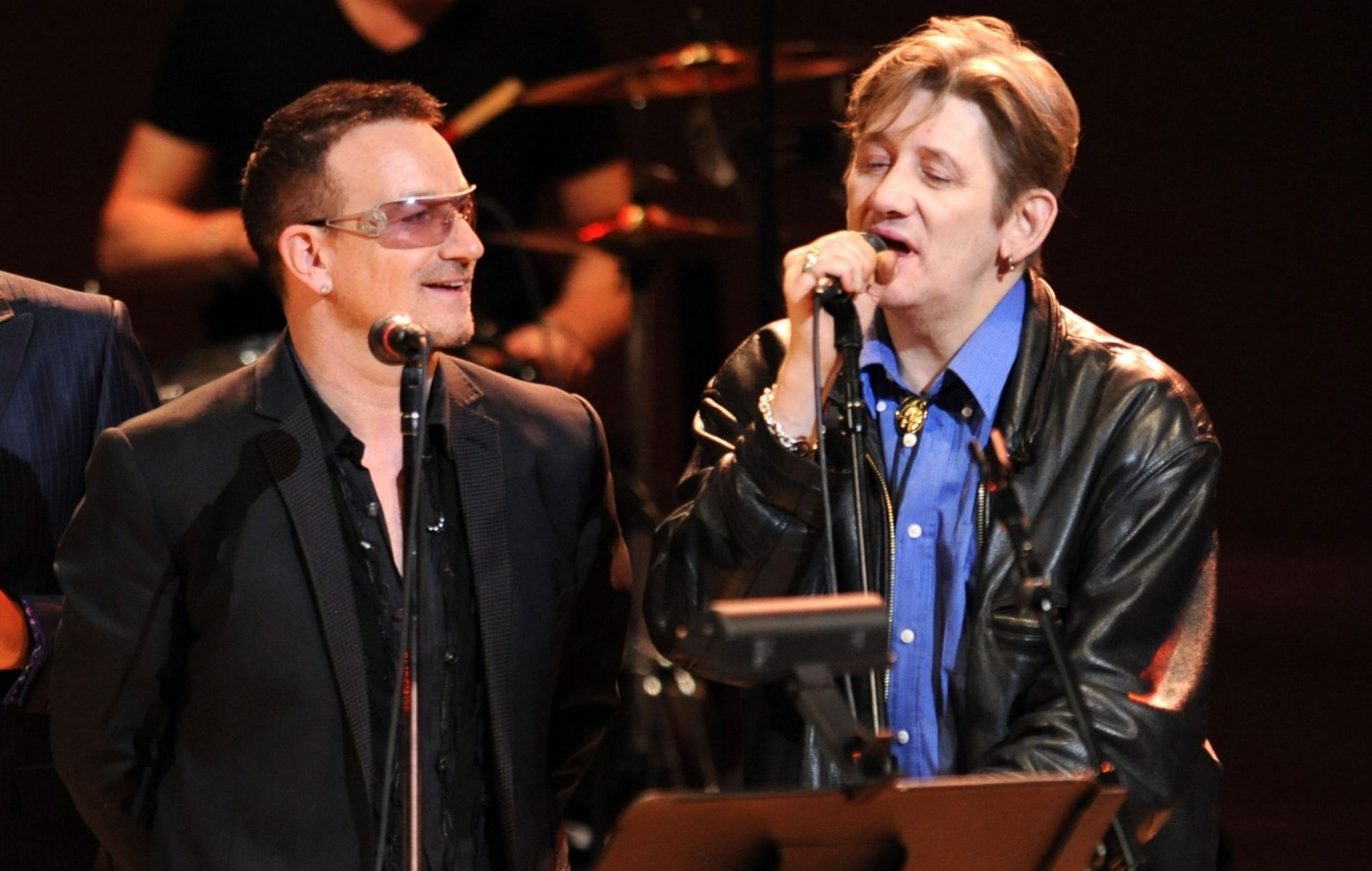 U2、The Pogues の楽曲をカバー MacGowan追悼アルバムに収録