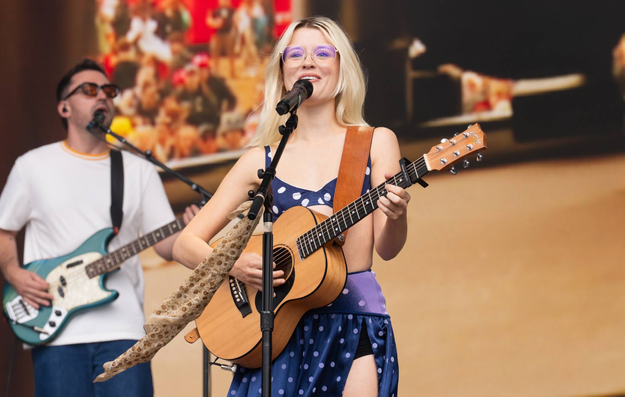 Maisie Peters Covers Dolly Parton at Reading Festival the Same Week as Her Death