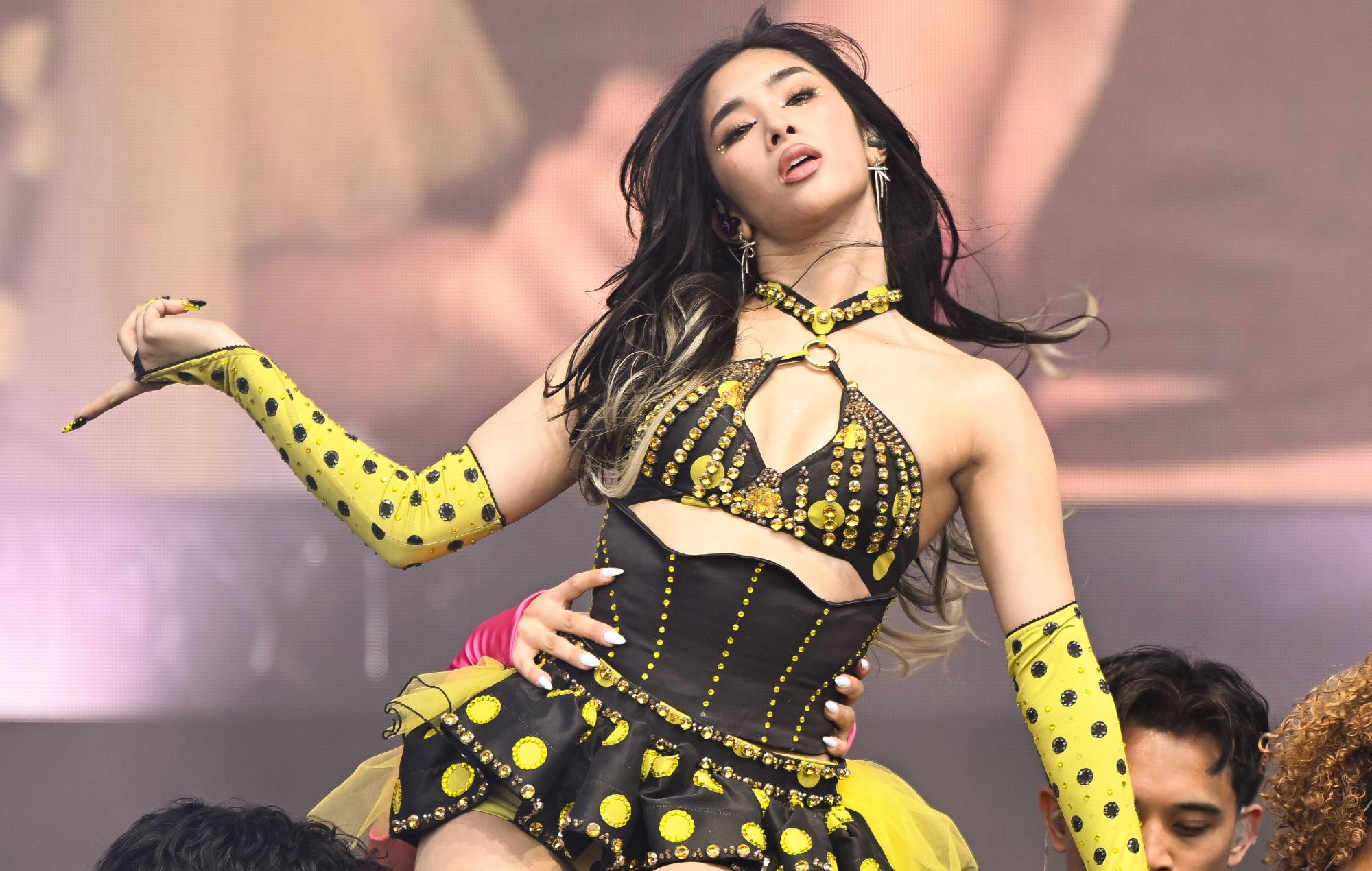 KATSEYE, 소피아 라포르테자 빠진 채 'WILDWORLD' 유럽·영국 투어 강행