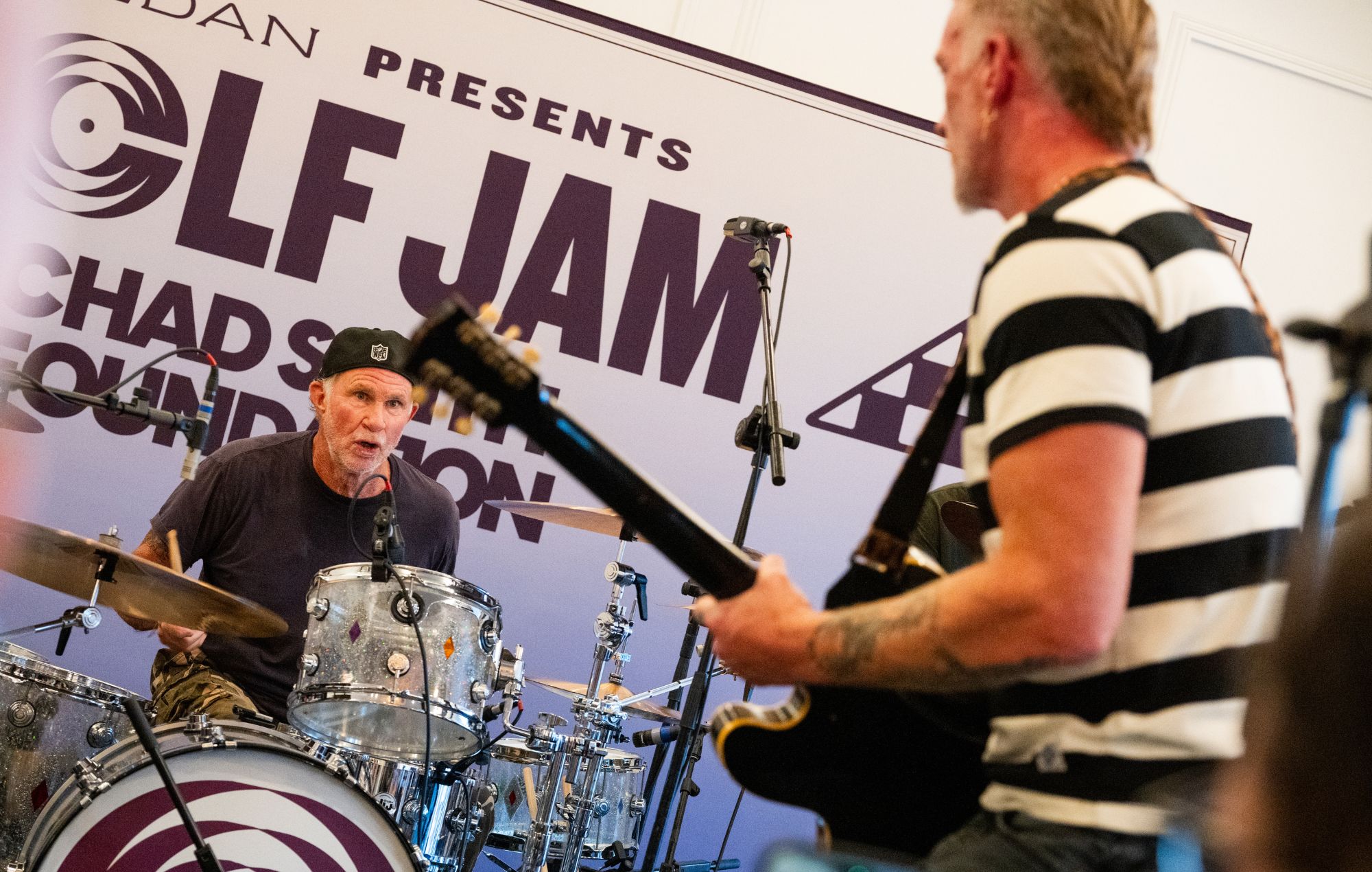 Josh Homme、Golf Jam慈善夜でBowieやTom Pettyをカバー