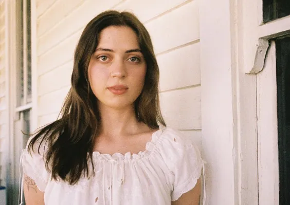 Lizzy McAlpine、新作『Angel』でNick Drake風の旋律を自ら告白