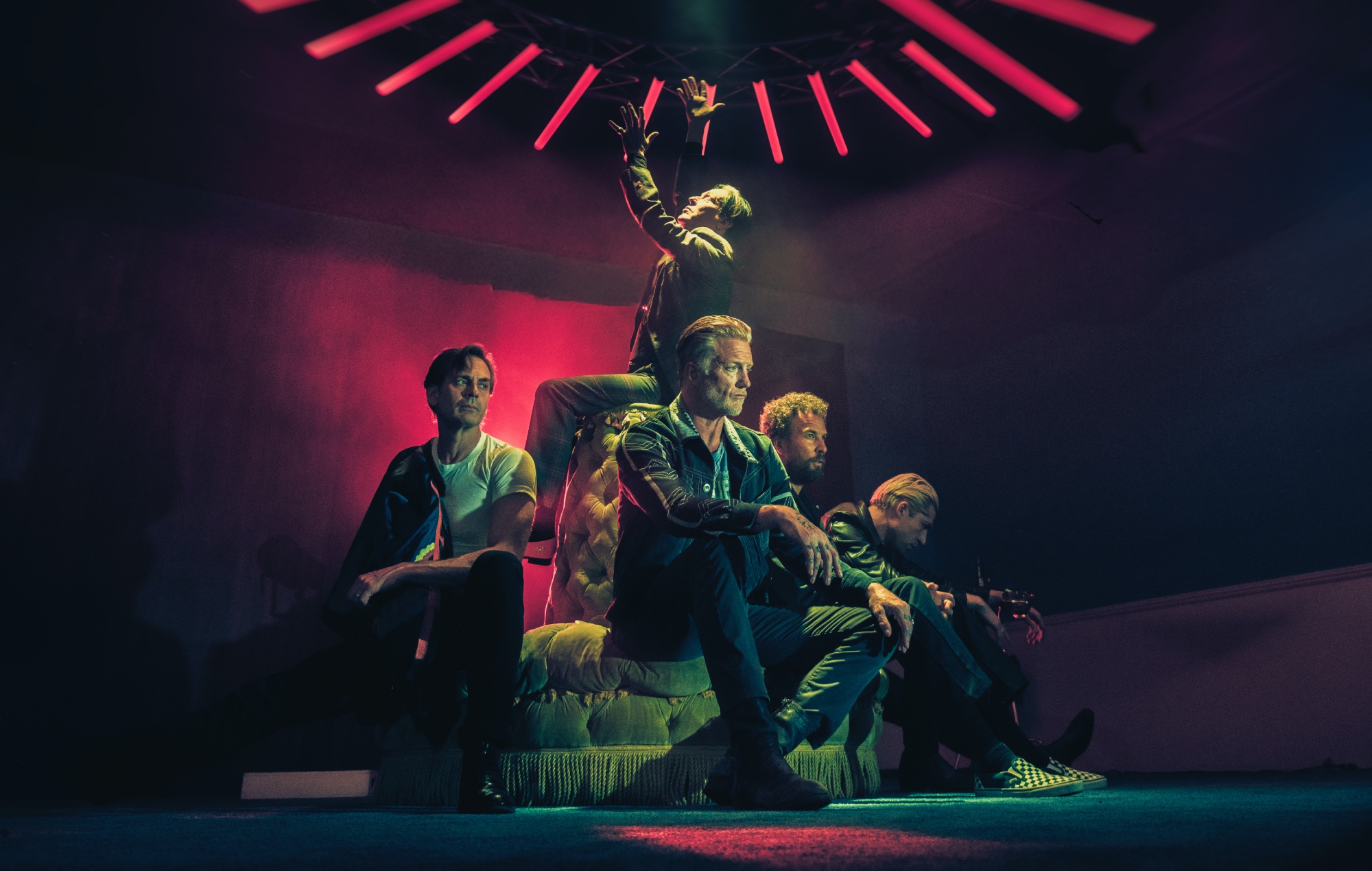 QOTSA、新曲〈Where The Goth Girls At?〉公開 新作『Perfecth』は10月30日発売
