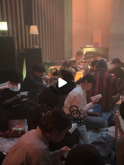 도쿄의 밤문화 실험: 클럽에서 책 읽는 'The Jucy Book Rave'
